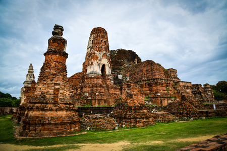 Ruins of Wat Mahathat, âthe temple of the Great Relicâ the most important temples in Ayutthaya province, Thailand which the architecture follows ancient Khmer mountain temples of Angkor in Cambodia.の写真素材