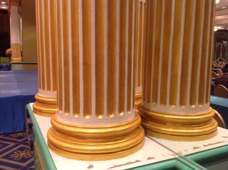 Amazing and beautiful gold pillar in a hotelの素材