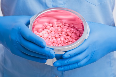 Unwelded wax for epilation in hands.
