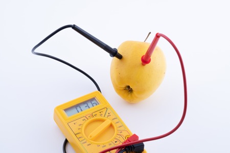 Experimental setup for measuring current from an appleの写真素材