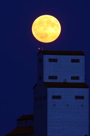 Full moon over Tuxford grain elevatorの写真素材