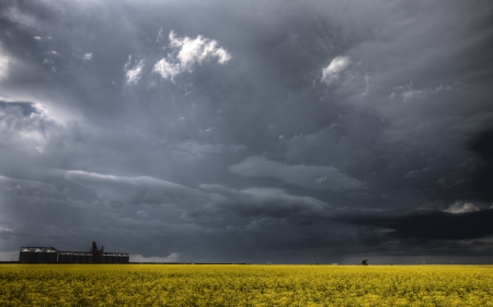 Prairie Storm Clouds ominous weather Saskatchewan Canadaの写真素材