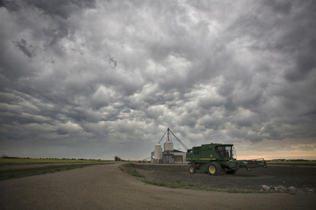 Prairie Storm Clouds in Saskatchewan Canada Mammatusのeditorial素材