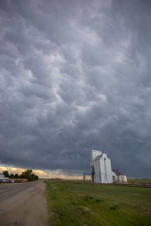 Prairie Storm Clouds Saskatchewan Canada Grain Elevatorのeditorial素材