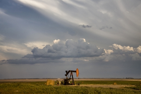 Prairie Storm Clouds Saskatchewan oil pump jackのeditorial素材