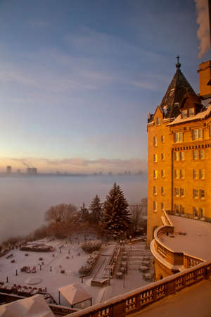 Hotel Macdonald Edmonton Sunrise over the foggy valleyのeditorial素材