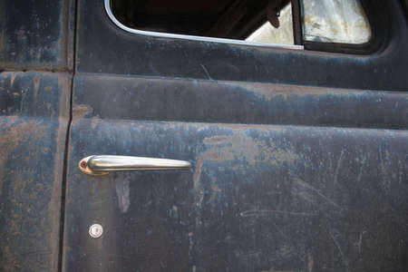 close up of a door buckle of an old rusty carの写真素材