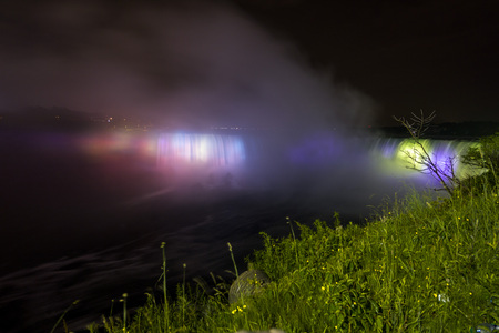 Illuminated Niagara Falls at night in Kanadaの写真素材