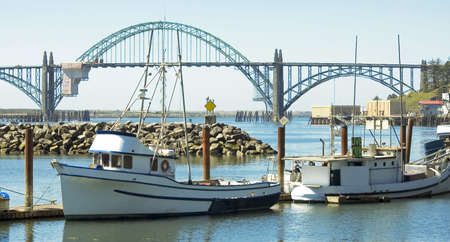 Fishermen selling crabs from their anchored boats in port of Newport, Oregonの写真素材