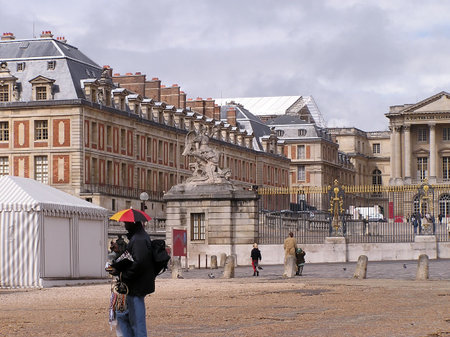PARIS - MAY 4: Tourists and side view of Chateau of Versailles, symbol of the system of absolute monarchy of the Ancien Régime. May 4, 2004 , Paris, Ile-de-France     のeditorial素材