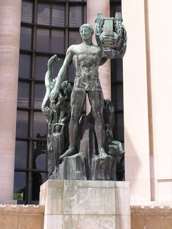 PARIS - MAY 7: Apollo greek deity statue in front of Palace Chaillot. Paris France, May 7, 2004のeditorial素材