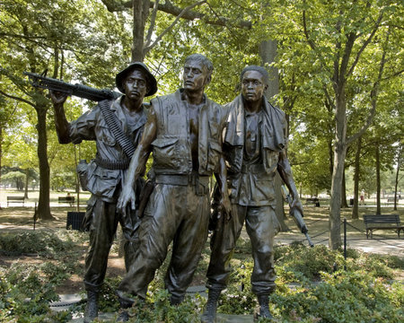 ARLINGTON,  VA - JUNE 24 ;  Memorialgreat sculptures dedicated to  Vietnam veterans soldiers, Arlington cemetery, Virginia, USA, 24th June 2007のeditorial素材