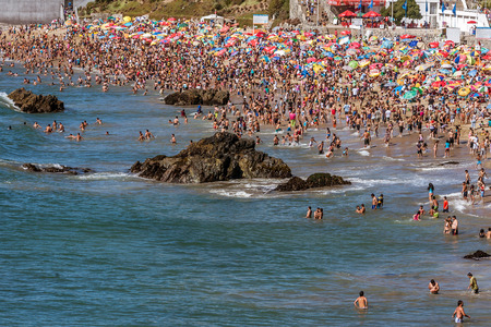 Crowded beach on the seafront of Vina del Mar, Chile on January 16, 2017のeditorial素材