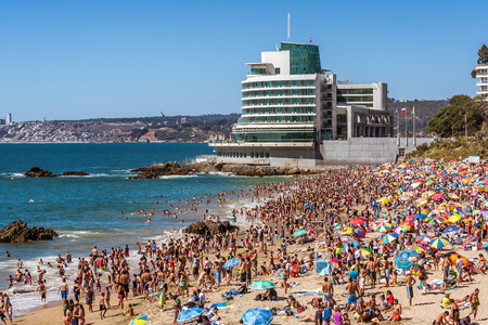 Crowded beach on the seafront of Vina del Mar, Chile on January 16, 2017のeditorial素材