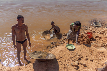 Malagasy gold panners in the river Tsiribihina, Western Madagascar on June 2017, 26のeditorial素材