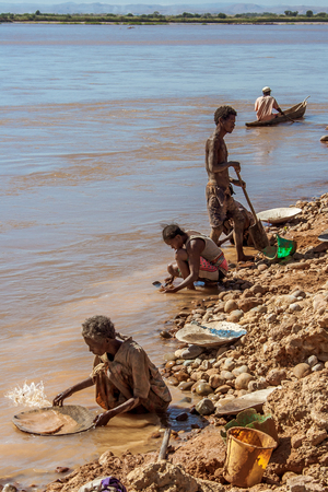 Malagasy gold panners in the river Tsiribihina, Western Madagascar on June 2017, 26のeditorial素材