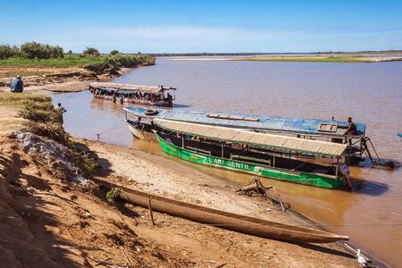 Malagasy people and boats on july 3, 2017 at the landing stage of Belo sur Tsiribihina, western Madagascarのeditorial素材