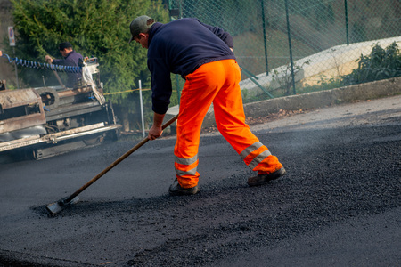 zorzone Italy November 14th 2018:workers at work to redo the road surfaceのeditorial素材