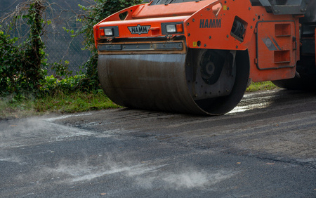 zorzone Italy November 14th 2018:workers at work to redo the road surfaceのeditorial素材