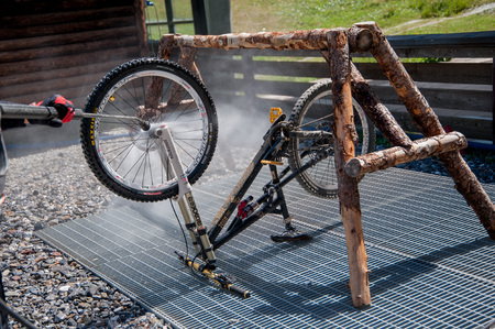 27 luglio 2015 Livigno italy : cleaning after bike ride through the dustのeditorial素材