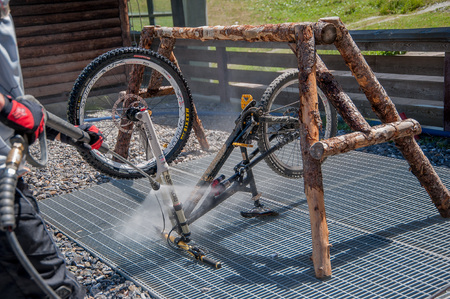 27 luglio 2015 Livigno italy : cleaning after bike ride through the dustのeditorial素材