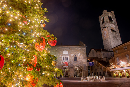 Piazza Vecchia in Bergamo illuminated for Christmasのeditorial素材