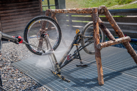 27 luglio 2015 Livigno italy : cleaning after bike ride through the dustのeditorial素材