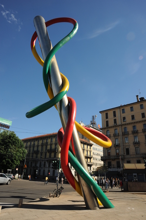milano italia 2 June 2010: Needle, thread and knot is a two-part sculpture created by Claes Oldenburg and his wife Coosje van Bruggen. The work is located in Piazzale Cadorna, a crucial point of Milanese transport in honor of the city of fashionのeditorial素材