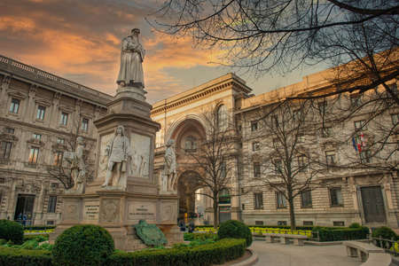 Statue of Leonardo da Vinci in the garden in front of the Scala Theater in Milanのeditorial素材