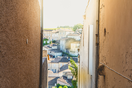 street atmosphere in an alley of the small French town of Saint-Emilionのeditorial素材