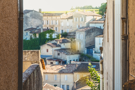 street atmosphere in an alley of the small French town of Saint-Emilionのeditorial素材