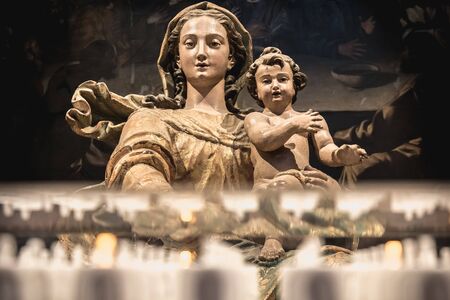 Alcobaca, Portugal - April 13, 2019: Statue of the Blessed Virgin Mary in the medieval Romanesque monastery of Alcobaca on a spring dayのeditorial素材