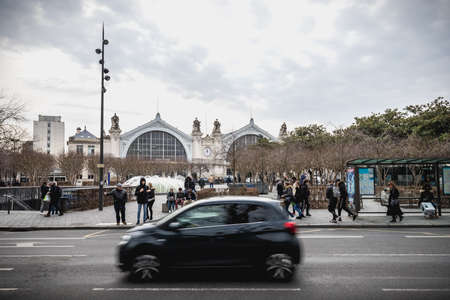Tours, France - February 8, 2020: street atmosphere in front of the Tours train station in the city center where passengers are waiting and taxis are driving on a winter dayのeditorial素材