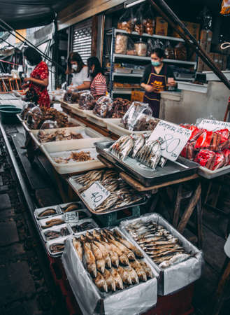 Maeklong Train Market, Talad Rom Hub, Ratchaburi, Thailandのeditorial素材