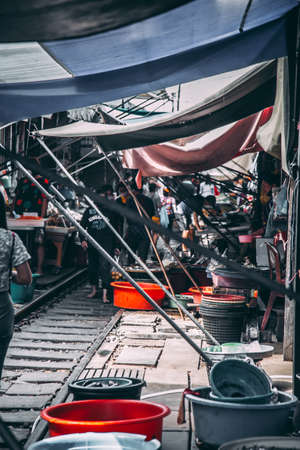 Maeklong Train Market, Talad Rom Hub, Ratchaburi, Thailandのeditorial素材