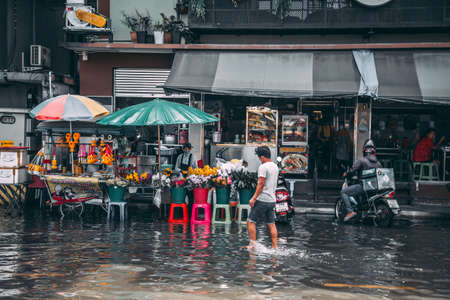 Maeklong Train Market, Talad Rom Hub, Ratchaburi, Thailandのeditorial素材