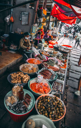 Maeklong Train Market, Talad Rom Hub, Ratchaburi, Thailandのeditorial素材