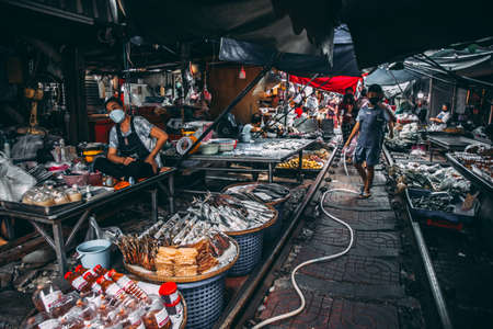 Maeklong Train Market, Talad Rom Hub, Ratchaburi, Thailandのeditorial素材
