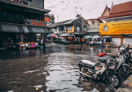 Maeklong Train Market, Talad Rom Hub, Ratchaburi, Thailandのeditorial素材