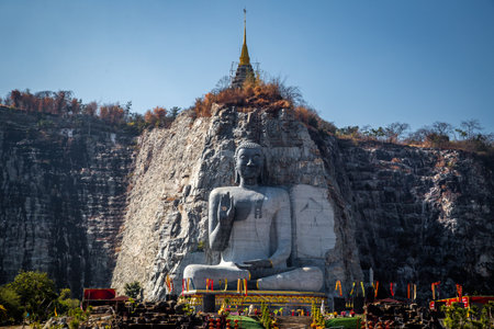 Luang Pho U Thong or Phra Phuttha Pusaya Khiri Sri Suvarnabhumi, Bhutsaya Khiri Suvarnabhumi, also known as Rock Buddha in Suphan Buri, Thailandの写真素材