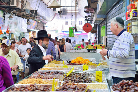 JERUSALEM, ISRAEL - APRIL 2017:  Market sketch, Israeli trade, seller and buyer in Israely Market Mahane Yehuda, Jerusalemのeditorial素材