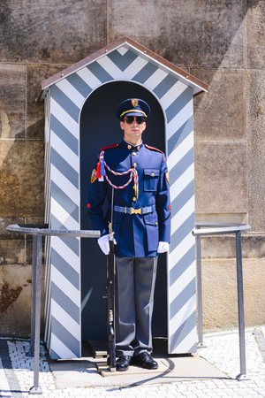 PRAGUE, CZECH REPUBLIC - MAY 2017: Guard stands in front of the entrance to the Prague Castleのeditorial素材