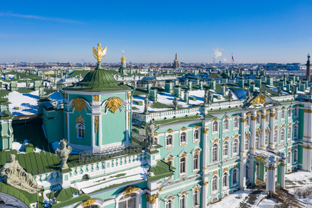 Golden sculpture of a majestic eagle of Russia on the roof of the Winter Palace in Saint-Petersburg.のeditorial素材