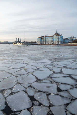 Saint-Petersburg.Winter landscape of the city.The waterfront is the famous cruiser , the Auroraのeditorial素材