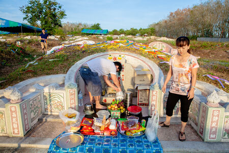THAILAND- MARCH 31:Fimily are pray before the ancestors, offer food, tea,paper accessories, and libations to the ancestors. Festival on March 31 2013 in Phatthalung, Thailand.They decorate the tombs to the ancestors in Qingmingのeditorial素材