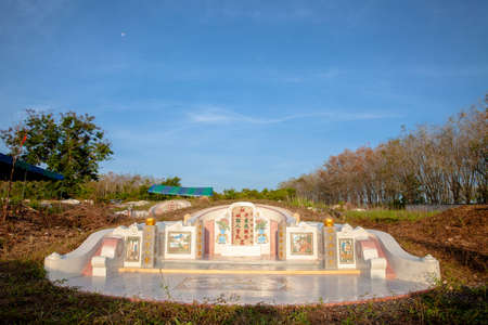 THAILAND- MARCH 31:Fimily are pray before the ancestors, offer food, tea,paper accessories, and libations to the ancestors. Festival on March 31 2013 in Phatthalung, Thailand.They decorate the tombs to the ancestors in Qingmingのeditorial素材