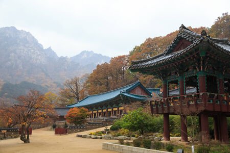 The building of Buddhist Sinheungsa Temple in Seoraksan National Park, South koreaのeditorial素材