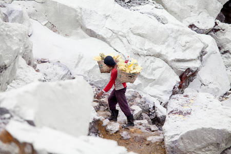 Extracting sulphur inside Kawah Ijen crater, Indonesiaのeditorial素材