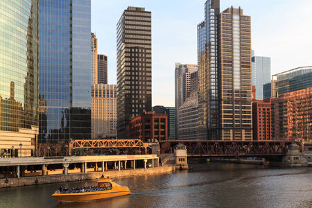 The Chicago River serves as the main link between the Great Lakes and the Mississippi Valley waterways.のeditorial素材