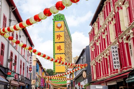 SINGAPORE - February 19: Tourists shopping at traditional China Town market place on Feb 19, 2014 at Singapore. Singapore's Chinatown is a world famous bargain shopping destination.のeditorial素材